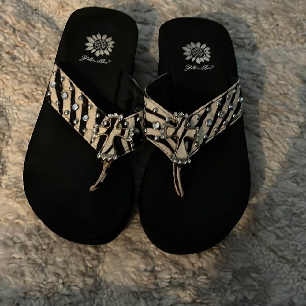 Yellow box, sandals, size 6 1/2